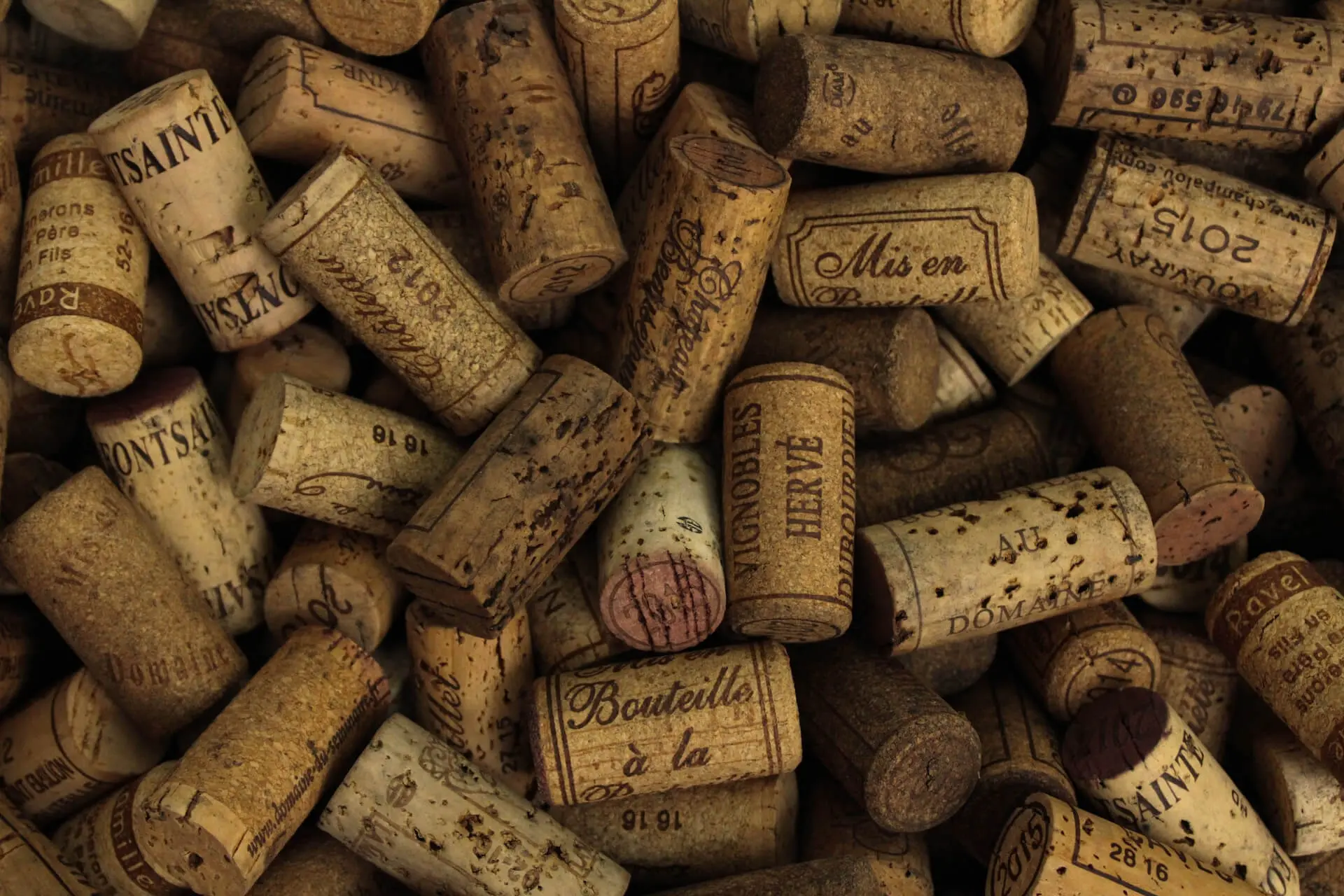 Kurk versus schroefdop: Een voortdurend debat in de wijnwereld